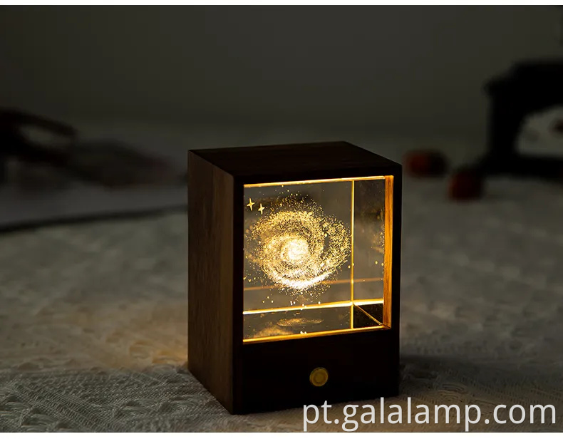 Caixa de luz noturna de madeira encantada com esfera de cristal radiante